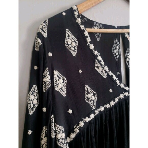 Free People Blouse Women's Small Black Diamond Embroidered Bell Sleeve Oversized - Picture 2 of 11